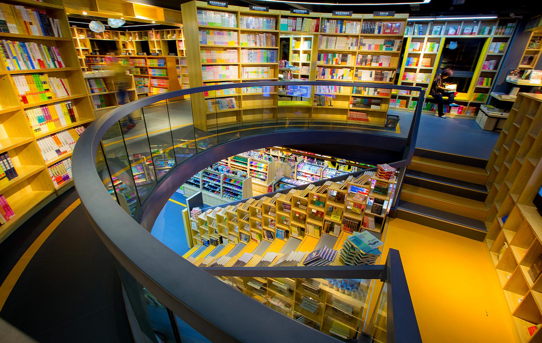 书店空间楼梯布置设计